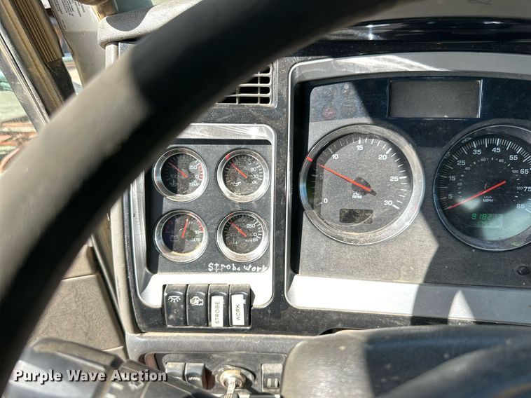 image for item DN0750 2009 Kenworth  T800 semi truck