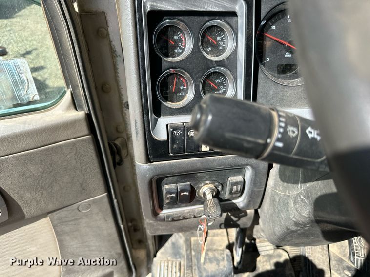 image for item DN0750 2009 Kenworth  T800 semi truck