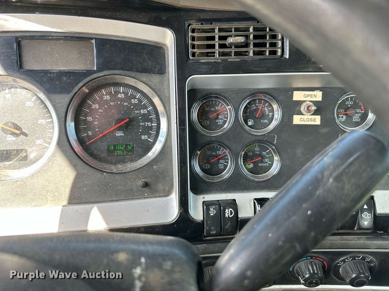 image for item DN0750 2009 Kenworth  T800 semi truck