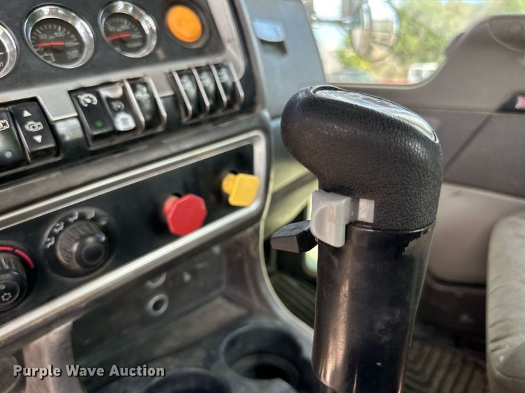 image for item DN0750 2009 Kenworth  T800 semi truck