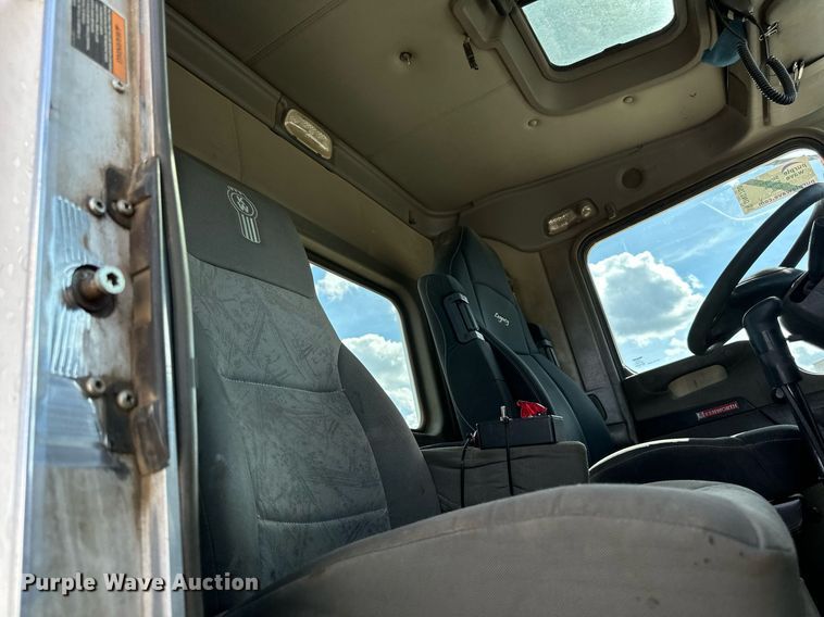 image for item DN0750 2009 Kenworth  T800 semi truck