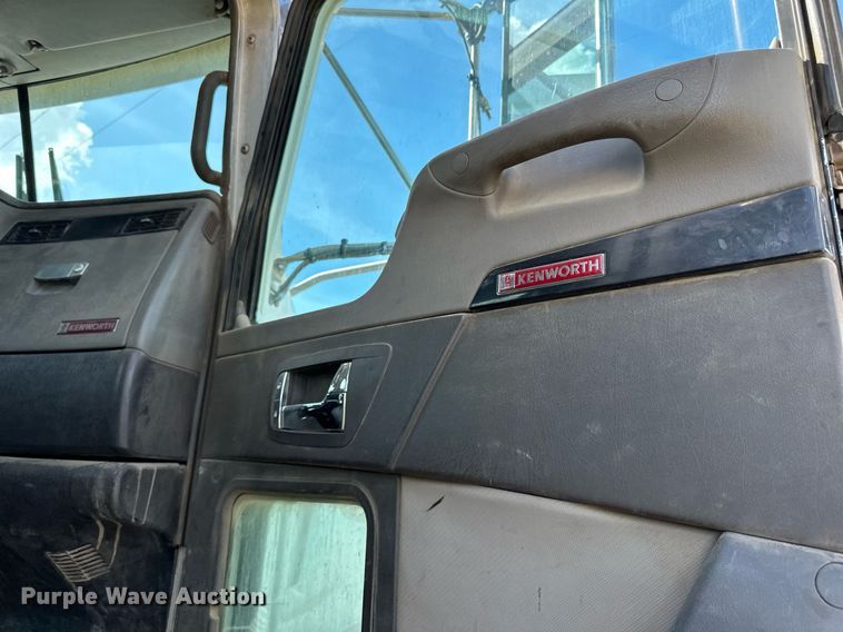 image for item DN0750 2009 Kenworth  T800 semi truck