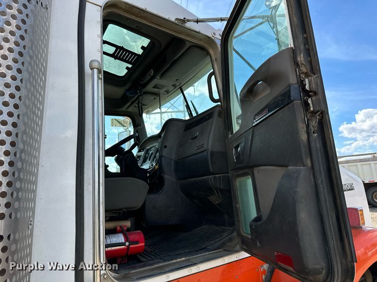 image for item DN0750 2009 Kenworth  T800 semi truck