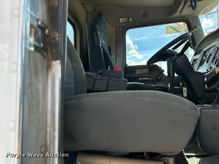 image for item DN0750 2009 Kenworth  T800 semi truck