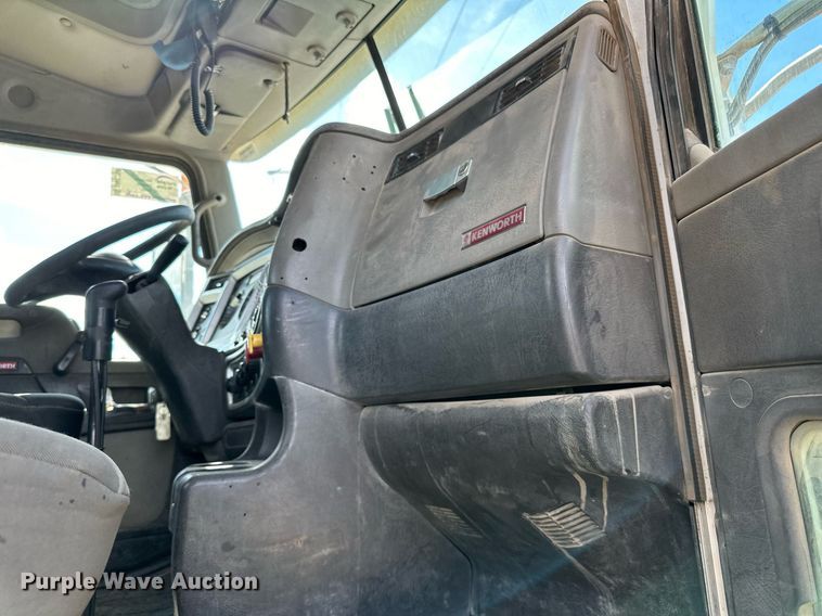 image for item DN0750 2009 Kenworth  T800 semi truck