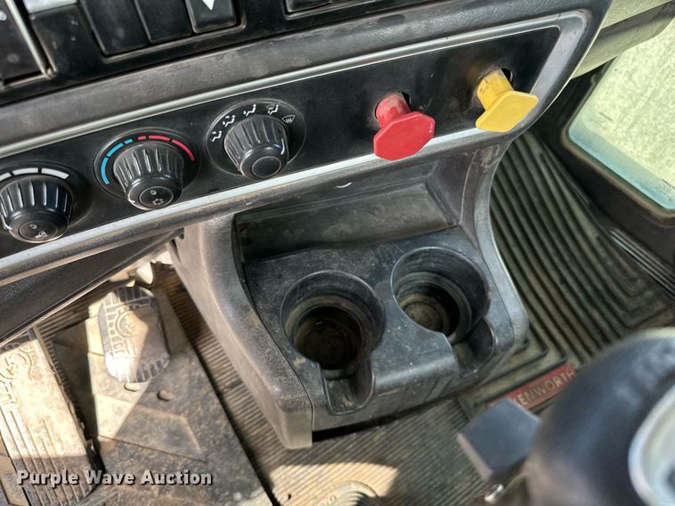 image for item DN0750 2009 Kenworth  T800 semi truck