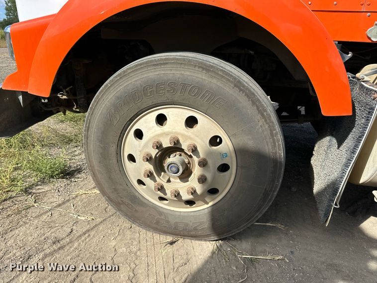 image for item DN0750 2009 Kenworth  T800 semi truck