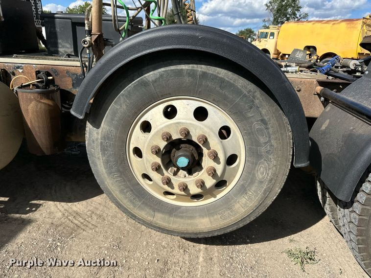 image for item DN0750 2009 Kenworth  T800 semi truck