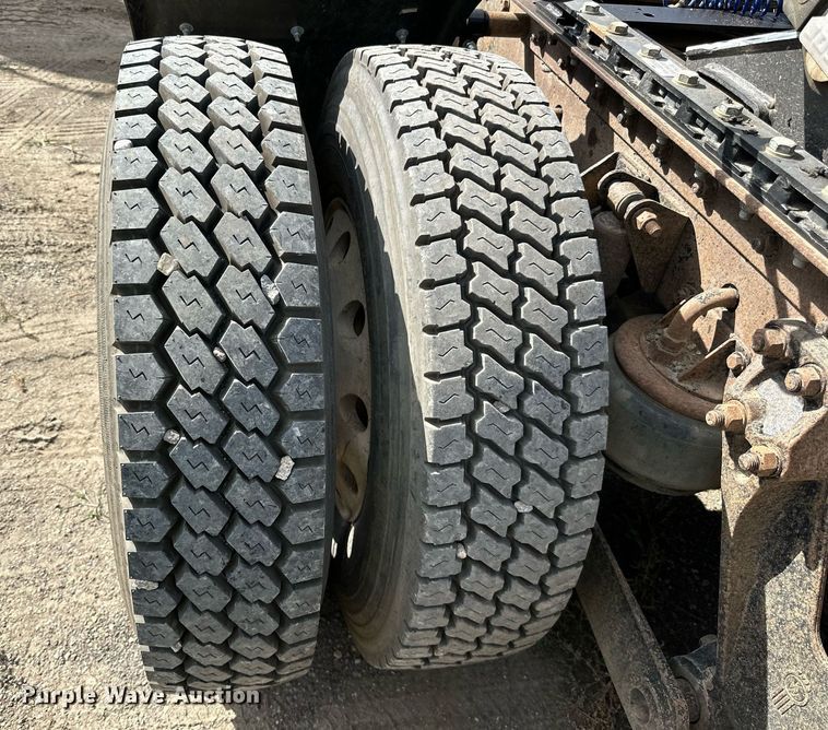 image for item DN0750 2009 Kenworth  T800 semi truck