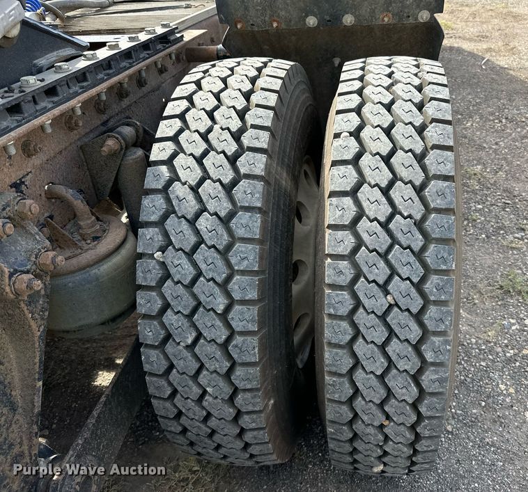 image for item DN0750 2009 Kenworth  T800 semi truck