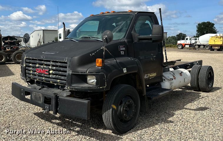 image for item DN0753 2005 GMC  C5500 truck cab and chassis
