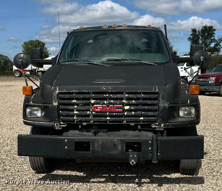 image for item DN0753 2005 GMC  C5500 truck cab and chassis