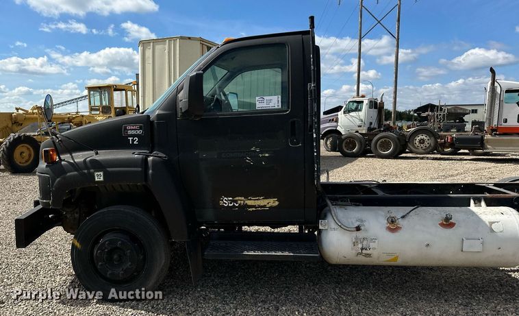 image for item DN0753 2005 GMC  C5500 truck cab and chassis
