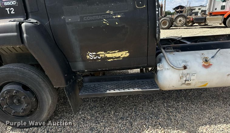 image for item DN0753 2005 GMC  C5500 truck cab and chassis