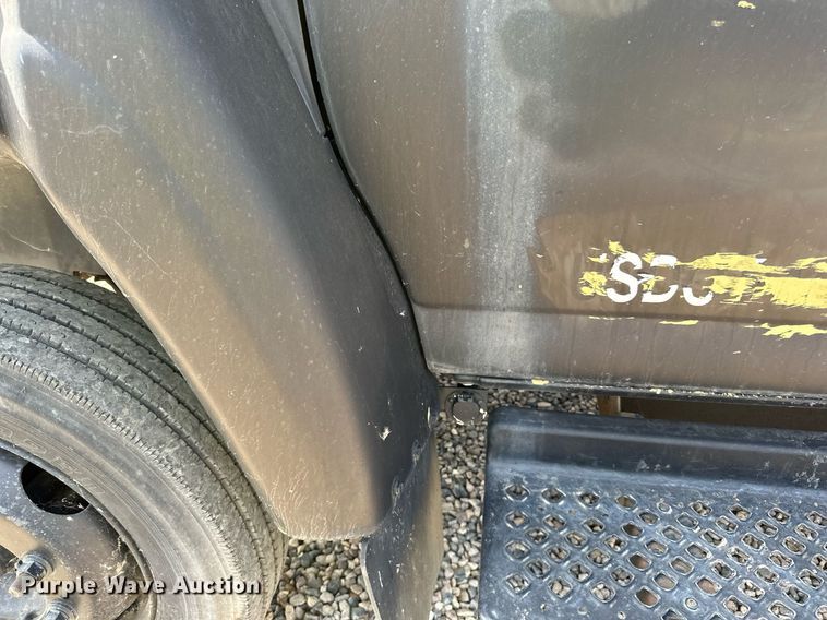 image for item DN0753 2005 GMC  C5500 truck cab and chassis