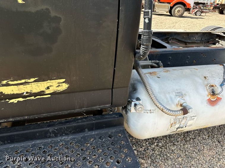 image for item DN0753 2005 GMC  C5500 truck cab and chassis