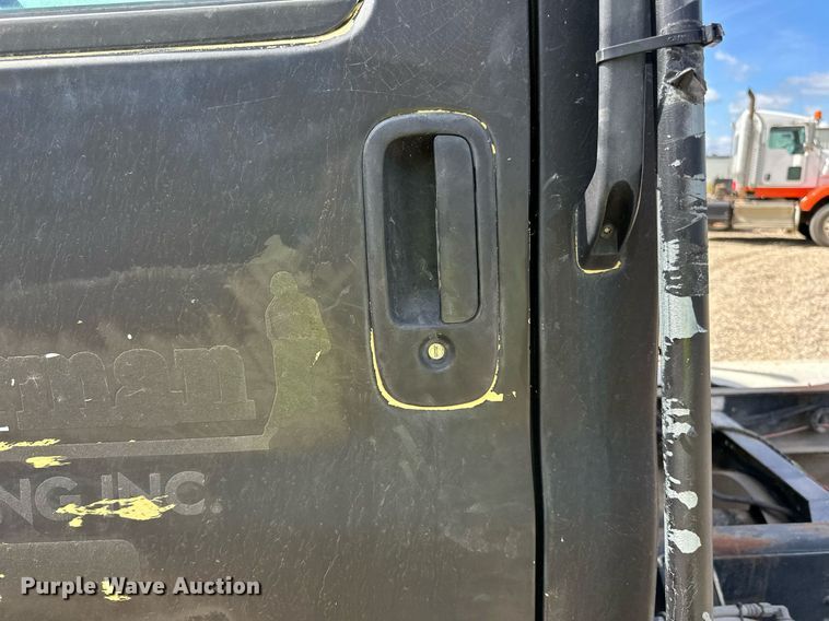 image for item DN0753 2005 GMC  C5500 truck cab and chassis