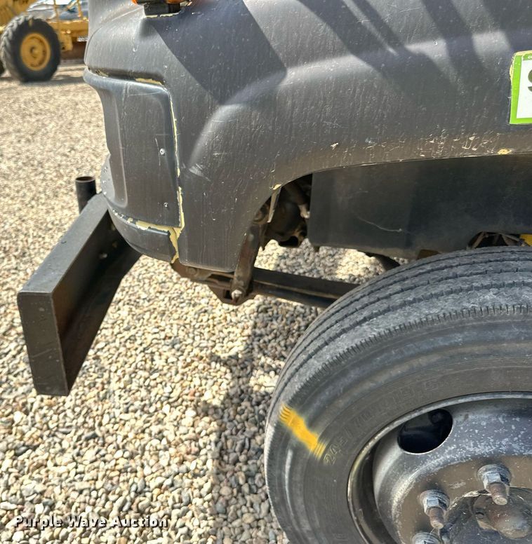 image for item DN0753 2005 GMC  C5500 truck cab and chassis