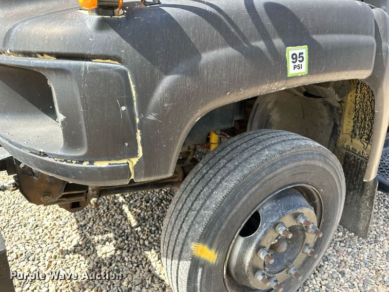 image for item DN0753 2005 GMC  C5500 truck cab and chassis