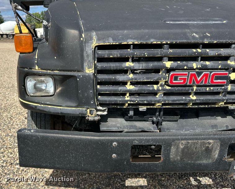 image for item DN0753 2005 GMC  C5500 truck cab and chassis