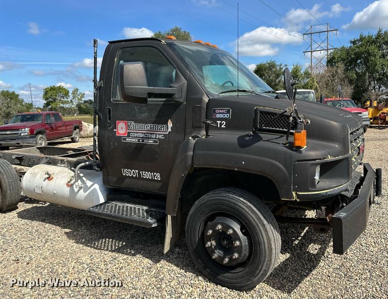 image for item DN0753 2005 GMC  C5500 truck cab and chassis