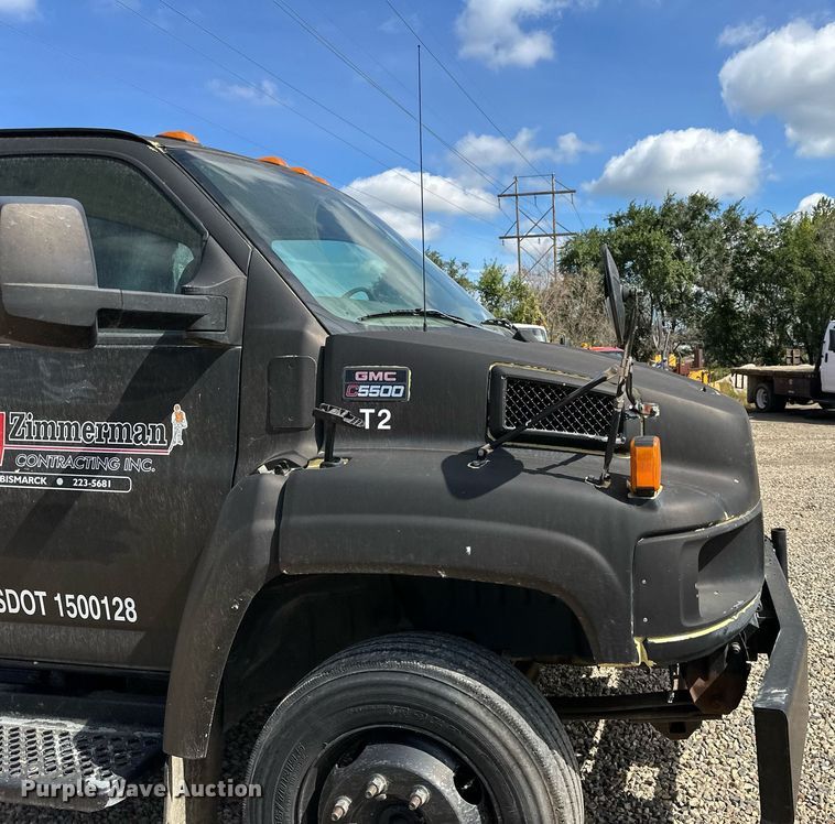image for item DN0753 2005 GMC  C5500 truck cab and chassis