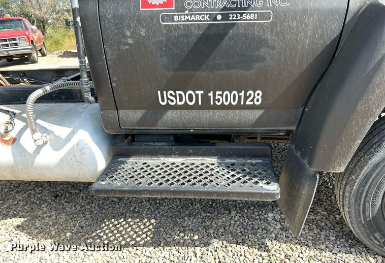 image for item DN0753 2005 GMC  C5500 truck cab and chassis