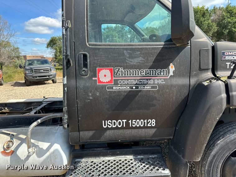 image for item DN0753 2005 GMC  C5500 truck cab and chassis