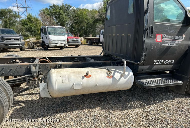 image for item DN0753 2005 GMC  C5500 truck cab and chassis