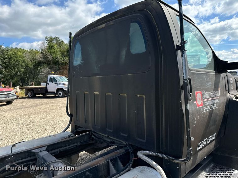 image for item DN0753 2005 GMC  C5500 truck cab and chassis