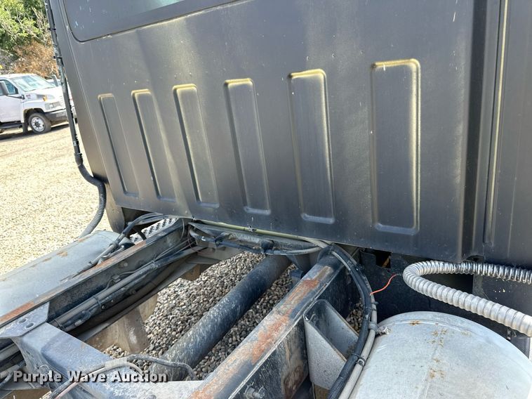 image for item DN0753 2005 GMC  C5500 truck cab and chassis