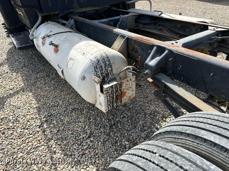 image for item DN0753 2005 GMC  C5500 truck cab and chassis