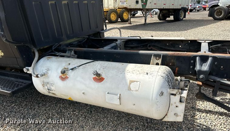 image for item DN0753 2005 GMC  C5500 truck cab and chassis