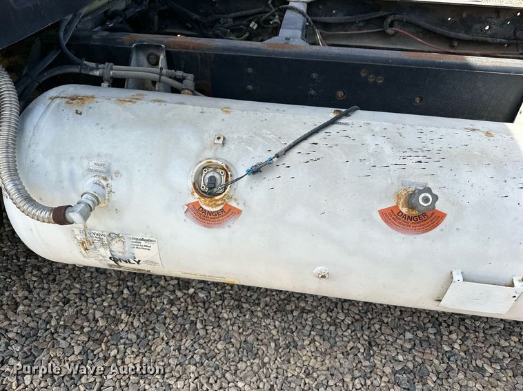 image for item DN0753 2005 GMC  C5500 truck cab and chassis