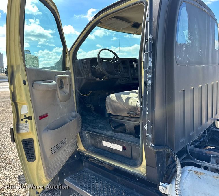 image for item DN0753 2005 GMC  C5500 truck cab and chassis