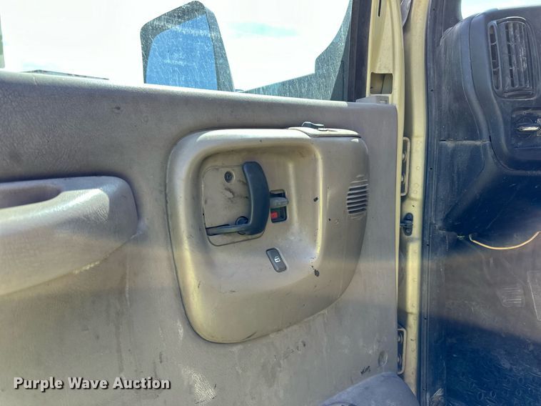 image for item DN0753 2005 GMC  C5500 truck cab and chassis