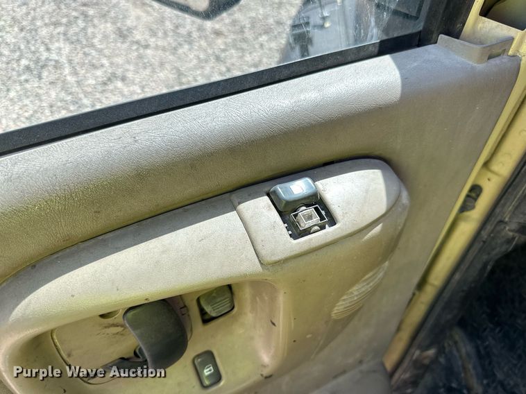 image for item DN0753 2005 GMC  C5500 truck cab and chassis