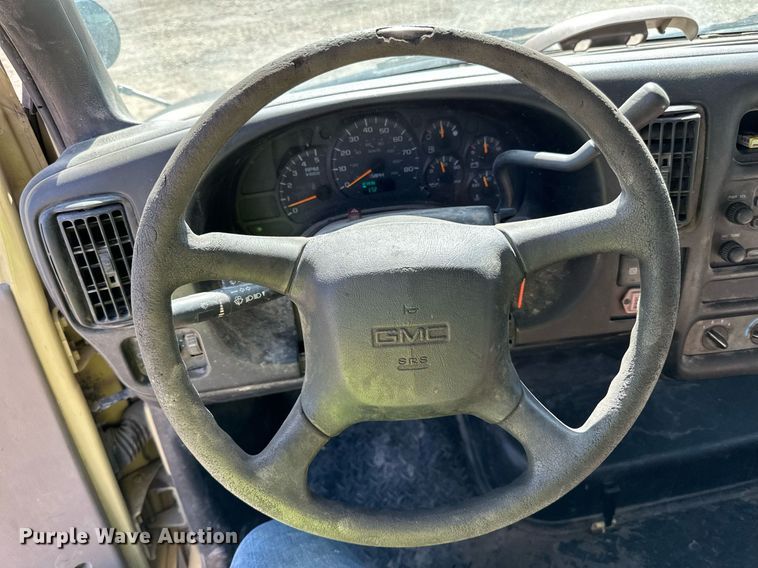 image for item DN0753 2005 GMC  C5500 truck cab and chassis