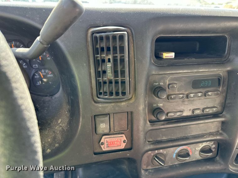 image for item DN0753 2005 GMC  C5500 truck cab and chassis