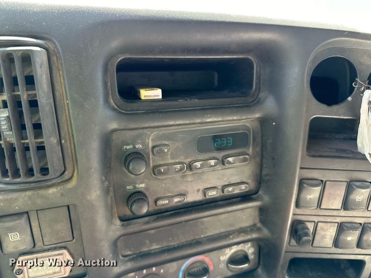 image for item DN0753 2005 GMC  C5500 truck cab and chassis