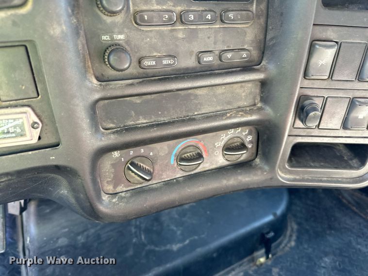 image for item DN0753 2005 GMC  C5500 truck cab and chassis