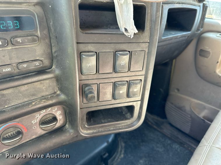 image for item DN0753 2005 GMC  C5500 truck cab and chassis