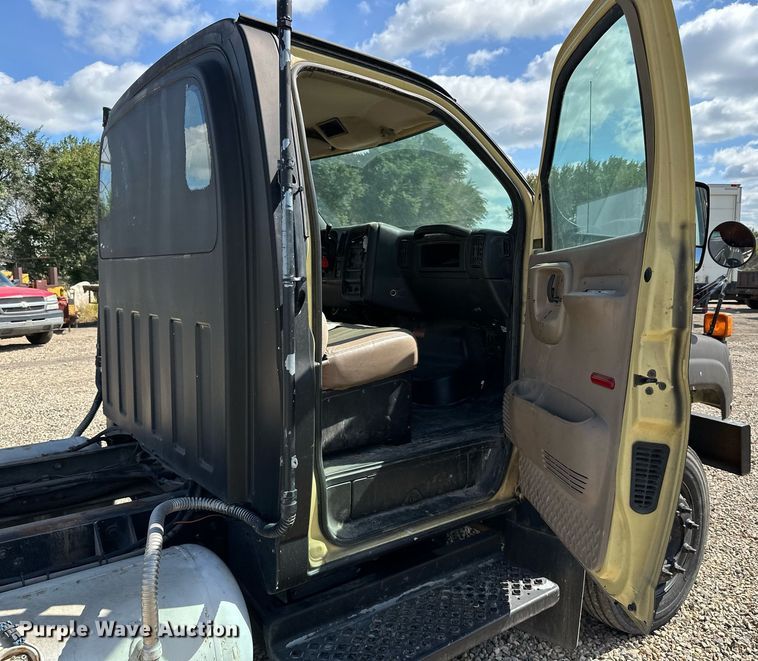image for item DN0753 2005 GMC  C5500 truck cab and chassis