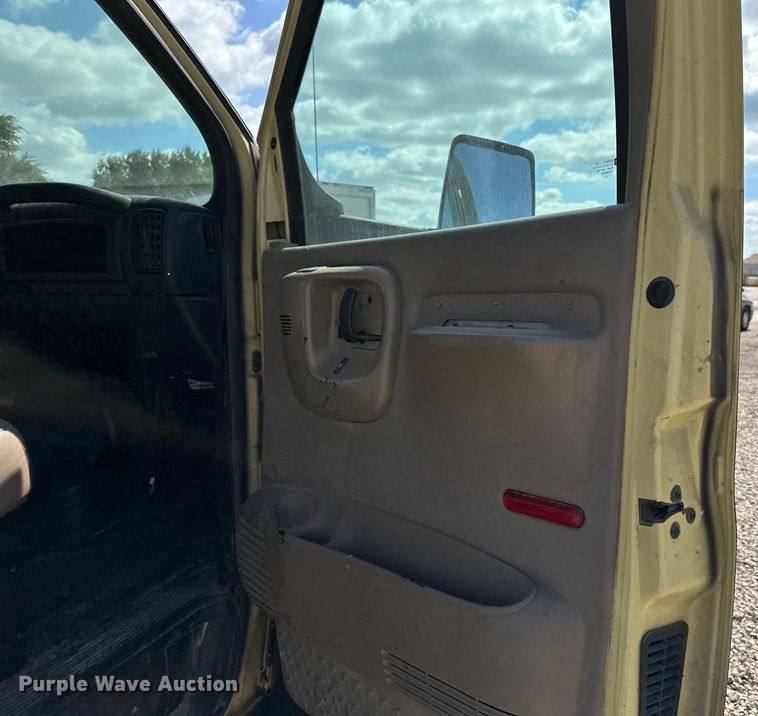 image for item DN0753 2005 GMC  C5500 truck cab and chassis