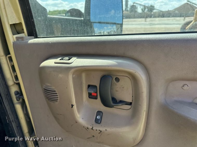 image for item DN0753 2005 GMC  C5500 truck cab and chassis