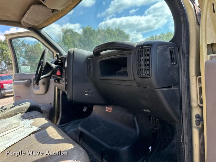 image for item DN0753 2005 GMC  C5500 truck cab and chassis