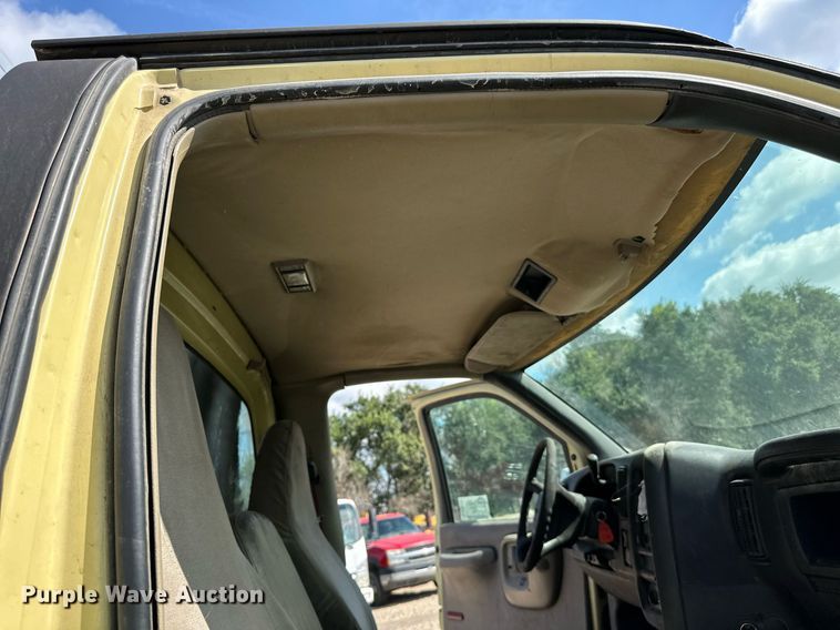 image for item DN0753 2005 GMC  C5500 truck cab and chassis