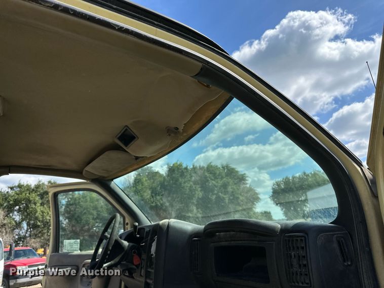 image for item DN0753 2005 GMC  C5500 truck cab and chassis