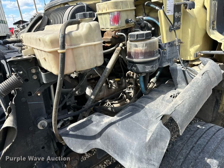 image for item DN0753 2005 GMC  C5500 truck cab and chassis