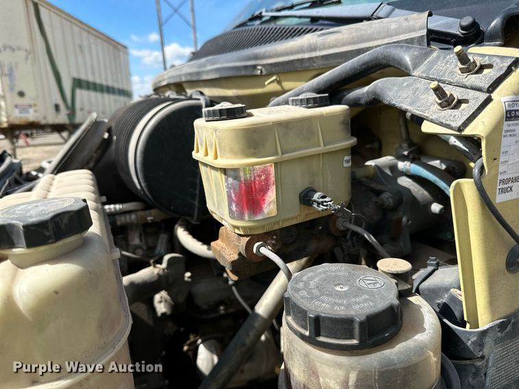 image for item DN0753 2005 GMC  C5500 truck cab and chassis